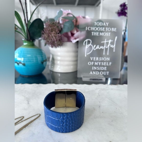 WHBM LEATHER CROCO EMBOSSED
CUFF BRACELET - Picture 3 of 4